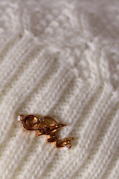 Шапка Жозель с бубоном енот Цвет: Молоко