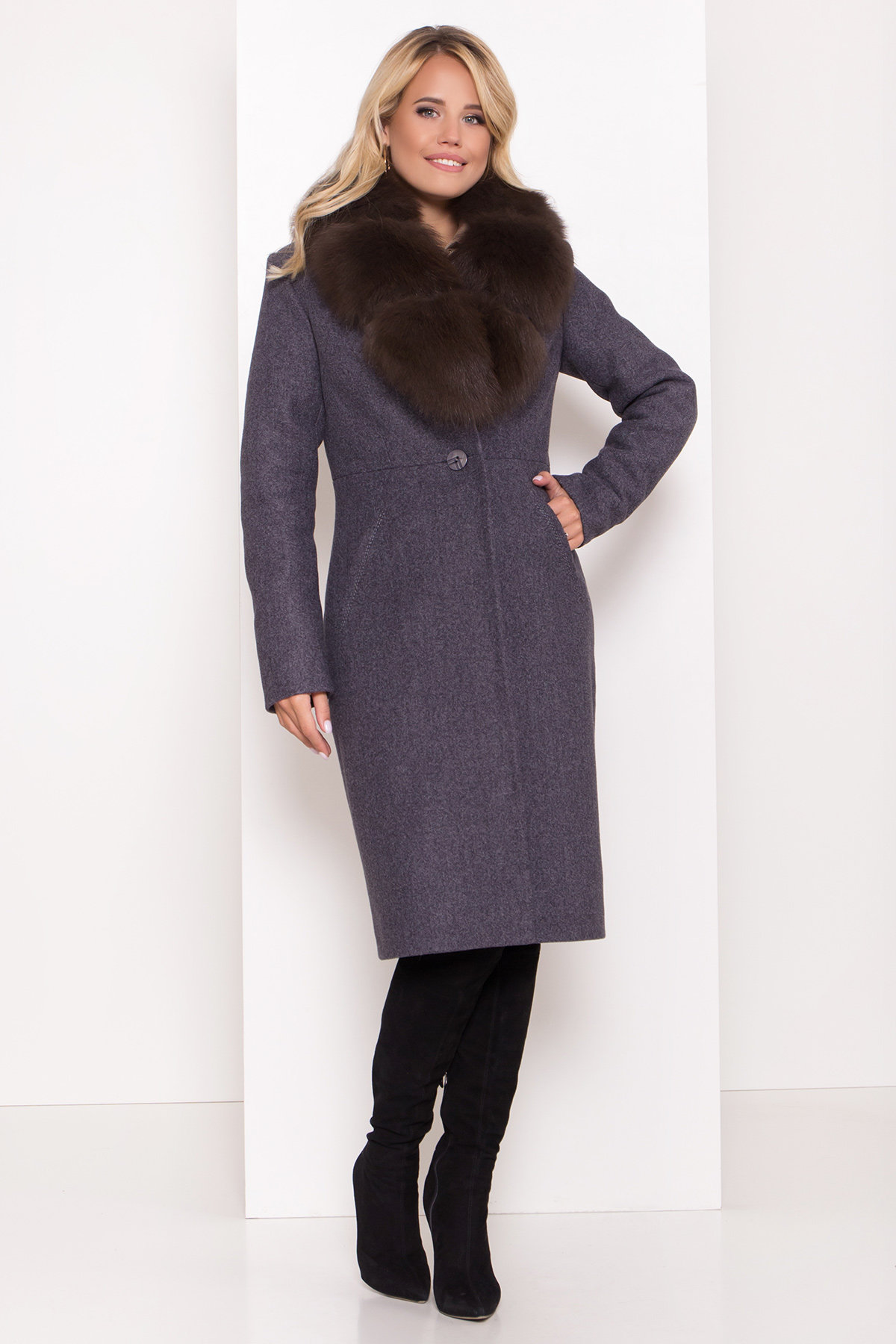 Серое стильное пальто зима с меховым воротником Камила классик 8165 АРТ. 44175 Цвет: Т.синий 543 - фото 2, интернет магазин tm-modus.ru