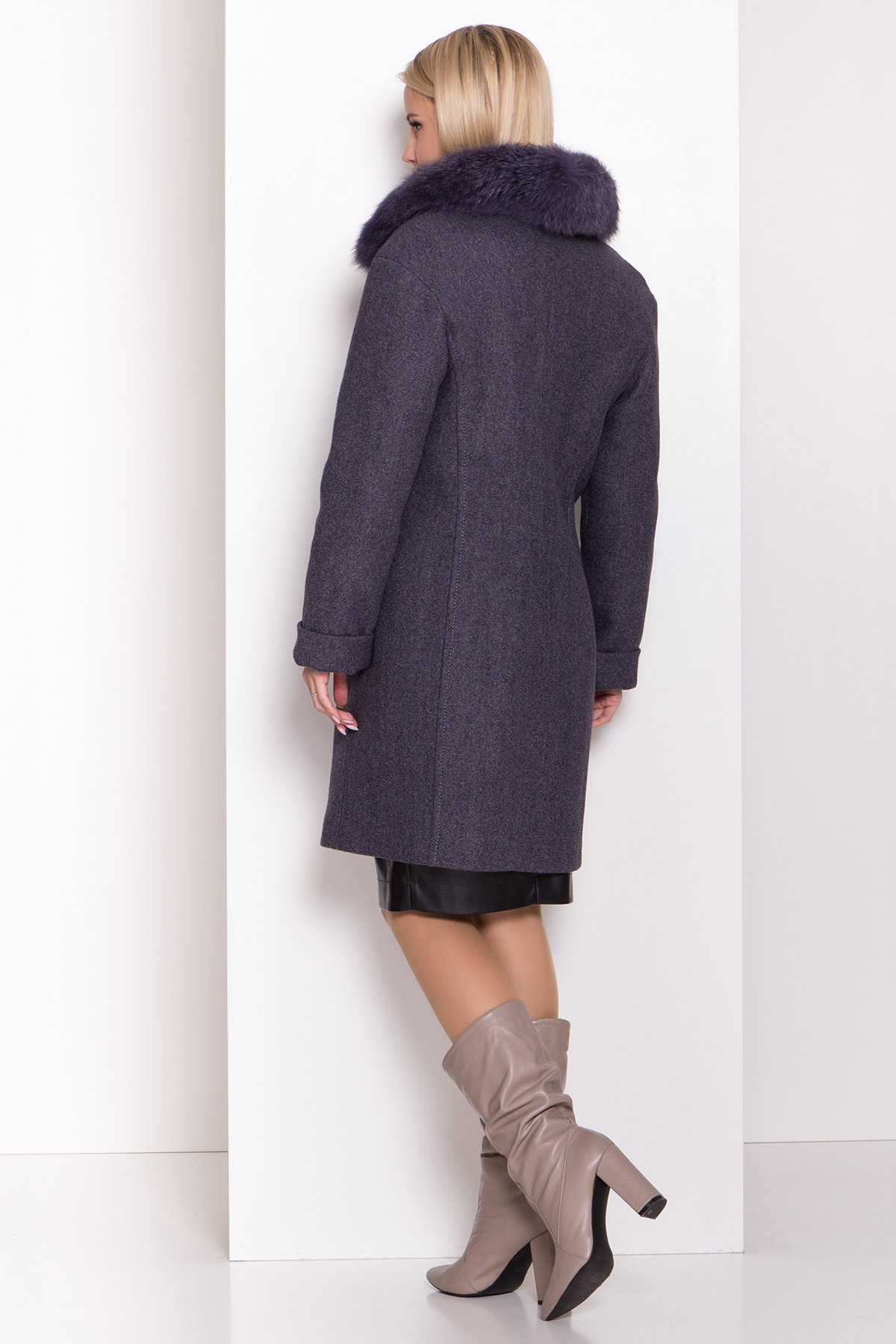 Полуприталенное зимнее пальто серых тонов Лизи 8170 Цвет: Т.синий 543