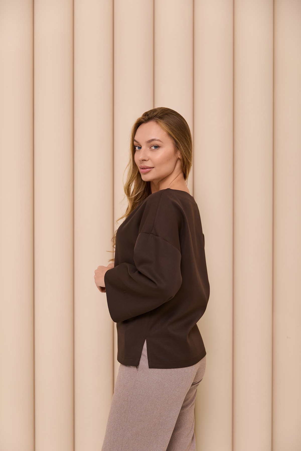 Блуза Тедді 7/8 Костюмка креп стрейч 16053 Цвет: шоколад 2 - фото №1 Блуза Тедді 7/8 Костюмка креп стрейч 16053 Цвет: шоколад 2